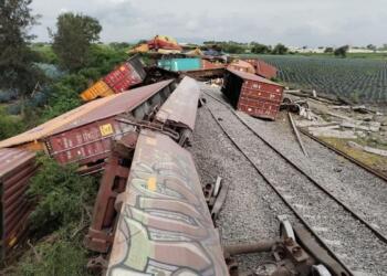 Ferromex train derails in La Barca, Jalisco.