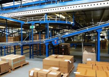 AI is being used to automate and increase efficiency in distribution centers (CEDIS).