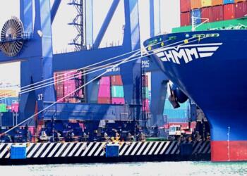 The global container ship fleet exceeds 6,500 units for the first time.