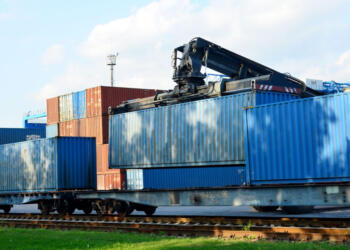 Rail freight between Mexico and the U.S. fell 10.1% from January to April; only intermodal freight grew.