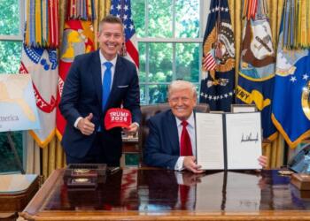 Trump signs executive order to restrict Mexican operators with B1 licenses