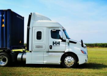 HH Transportes is committed to growth with logistics, security, and operators.