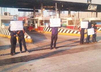 Manzanillo customs personnel prevent access to the port