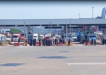 Customs workers again close access to the port of Manzanillo.