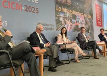 Freight transport efficiency requires more private investment and project planning, experts agree.