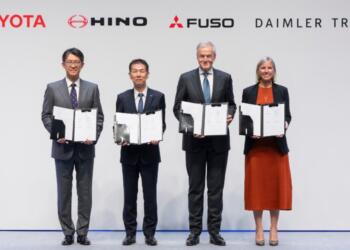 Daimler Truck and Toyota complete the merger of Hino and Mitsubishi Fuso; they are investing in a new company.