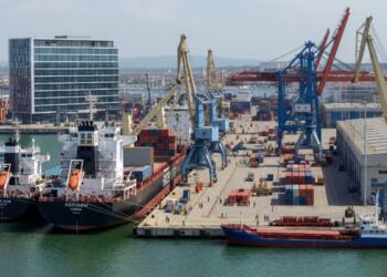 Global trade defies uncertainty and grows in the first half of 2025