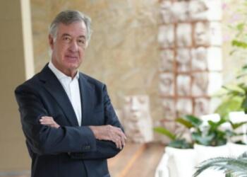 Fernando Chico Pardo, from transportation, joins the banking sector; acquires a stake in Banamex.