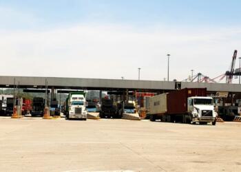 Manzanillo: the wear and tear left by false starts