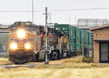 Mexican crews move trains to UP yard in Eagle Pass