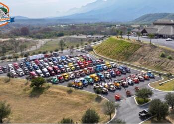 Tracto Clásicos de Allende and American Truck Historical Society take the same lane