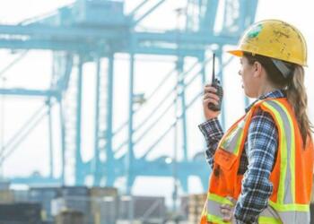 Female leadership is gaining ground in logistics, but still faces structural barriers.